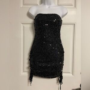 T31a- PRETTY LITTLE THING Black Sequined BODYCON Strapless Dress
